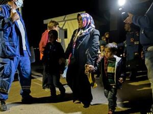 لاجئون يصلون الى مركز ايواء قرب نيقوسيا بعد انقاذهم قبالة السواحل القبرصية

