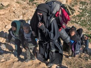 عائلات تفر من آخر نقاط تنظيم داعش في شرق سوريا لتواجه البرد والعوز

