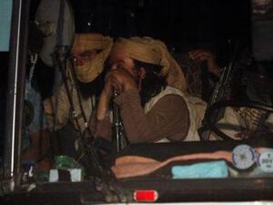 مقاتلون في حافلة ضمن قافلة للدولة الاسلامية بدأت مغادرة القلمون الغربي في سوريا

