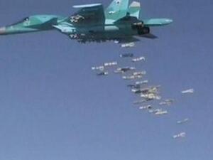 قاذفة تسقط قنابل على دير الزور في سوريا
