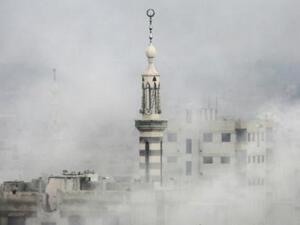 الدخان يتصاعد من مبان بعد غارة جوية على بلدة عربين في الغوطة الشرقية لدمشق

