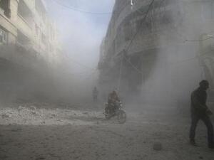 أشخاص خلال قصف على بلدة حمورية في الغوطة الشرقية بدمشقمنظمة الصحة العالمية: 480 شخصا ينتظرون الإجلاء الطبي من دمشق
