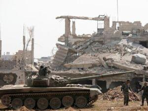 دبابة تابعة للجيش السوري في منطقة بالقرب من مخيم اليرموك في دمشق
