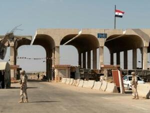 عناصر من الشرطة العسكرية الروسية عند معبر نصيب الحدودي مع الأردن في محافظة درعا

