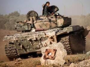 مقاتل معارض في دبابة قرب خط جبهة مع قوات النظام غرب مدينة درعا في جنوب سوريا 