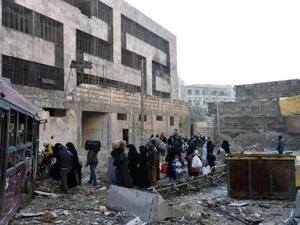 أناس من الذين تركوا أحياء شرق حلب يحملون متاعهم اثناء وصولهم لمنطقة تخضع لسيطرة الحكومة

