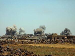 دخان يتصاعد نتيجة قصف على ريف درعا بجنوب غرب سوريا
