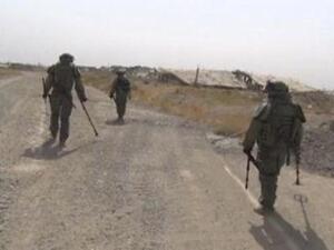 صورة مأخوذة من مقطع فيديو بثته وزارة الدفاع الروسية يظهر مهندسي إزالة ألغام روس في دير الزور
