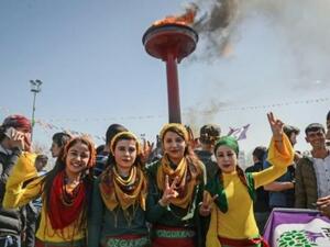 كرديات يشرن بعلامة النصر اثناء الاحتفال برأس السنة الكردية المسمى عيد النوروز في دياربكر في جنبو شرق تركيا

