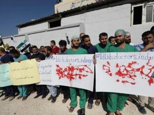 أطباء ومسعفون يتظاهرون في إدلب مطالبين بالحماية 
