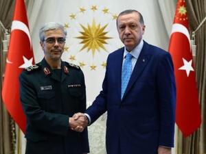 الرئيس التركي رجب طيب اردوغان يصافح رئيس الأركان الايراني محمد باقري أثناء زيارة الأخير إلى انقرة
