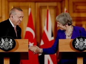 رئيسة الوزراء البريطانية تيريزا ماي تصافح الرئيس التركي رجب طيب اردوغان خلال مؤتمر صحافي مشترك في لندن
