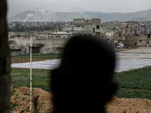 سوري يراقب تصاعد الدخان من دوما في الغوطة الشرقية لدمشق
