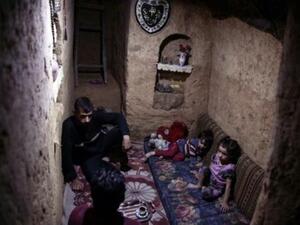 ابو عمر مع اولاده داخل ملجأ في دوما
