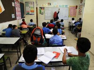 تلاميذ فلسطينيون يحضرون فصلا دراسيا في مدرسة في حي جبل مخبر بالقدس الشرقية 
