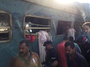 مواطنون مصريون يبحثون عن ناجين من حادث تصادم قطارين في الاسكندرية
