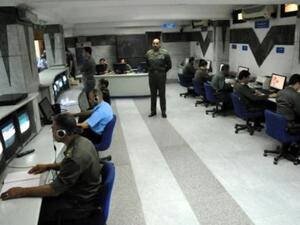 ضباط من الجيش المصري يراقبون محطات تلفزيونية محلية ودولية ومواقع الكترونية في المركز الاعلامي للجيش في القاهرة
