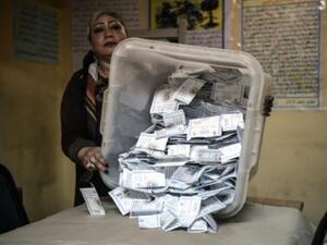  أوراق اقتراع خلال فرز الأصوات في القاهرة
