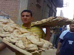 عشرات يتظاهرون في مصر بعد تعديل آلية توزيع الخبز المدعوم