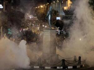 قنابل غاز أطلقتها الشرطة المصرية على متظاهرين في وسط القاهرة خرجوا احتجاجا على قانون يعطي الحق لوزارة الداخلية في منع مظاهرات الاحتجاج

