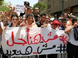 مئات الطلاب بمصر يحتجون على إلغاء امتحان للثانوية بعد تسريبه

