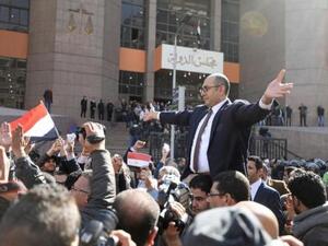 المحامي الحقوقي خالد علي خلال احتفالات بصدور حكم المحكمة الادارية العليا ببطلان اتفاقية ترسيم الحدود مع السعودية
