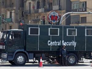 عربة شرطة أمام محطة مترو الانفاق في ميدان التحرير
