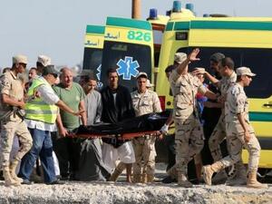 عمال إنقاذ يحملون جثمان غريق لقي حتفه في غرق قارب قبالة السواحل المصرية بمحافظة البحيرة
