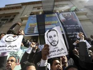 محامون أثناء مظاهرة أمام مقر نقابة المحامين بوسط القاهرة احتجاجا على مقتل أحد زملائهم
