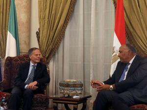 وزير الخارجية المصري سامح شكري (إلى اليمين) خلال اجتماع مع نظيره الايطالي إنزو موافيرو ميلانيزي في القاهرة يوم الاحد
