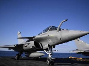 طائرة رافال مقاتلة على حاملة الطائرات شارل ديجول شرق البحر المتوسط.
