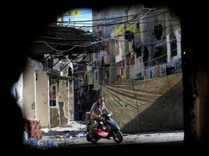 رجل يركب دراجة نارية في مخيم عين الحلوة بالقرب من صيدا
