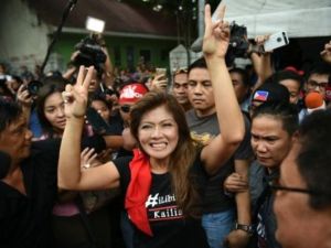 ايمي ماركوس ابنة الديكتاتور الفيليبيني الراحل تحتفل مع انصاره بالقرار امام المحكمة العليا في مانيلا

