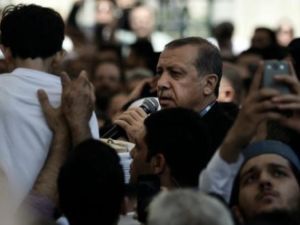 عاد الرئيس التركي رجب طيب اردوغان مساء الثلاثاء الى انقرة التي بقي بعيدا عنها منذ محاولة الانقلاب ليترأس اجتماعا لمجلس الامن القومي وللحكومة الاربعاء
