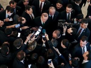 الرئيس التركي رجب طيب اردوغان يحادث الصحافيين في البرلمان