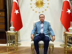 اردوغان في القصر الرئاسي خلال اجراء لقاءات مع مسؤولين
