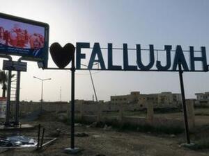 لافتة انتخابية بجوار شعار "أحب الفلوجة" وقت إجراء الانتخابات البرلمانية في العراق يوم السبت.
