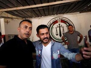 فلسطيني يلتقط صورة مع رجل من حركة فتح لدى الافراج عنه من سجن تديره حركة حماس في اطار جهود المصالحة بمدينة غزة 
