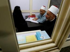 رجلا دين يردان على اسئلة في كشك فتوى أنشىء مؤخرا في محطة مترو الشهداء في القاهرة
