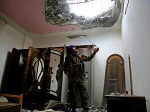 عنصر في قوات سوريا الديموقراطية يتفقد الاضرار في حي على الجبهة الشرقية للرقة، معقل تنظيم الدولة الاسلامية في سوريا، وسط المعارك لاستعادتها

