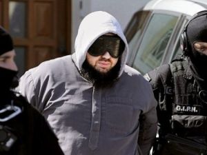 حيث تم اعتقال 10 أشخاص.