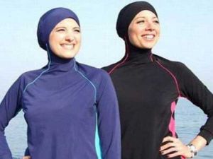 يحتدم الجدل في البلاد على خلفية قرار حظر لباس البحر الاسلامي (البوركيني) في عدة مدن ساحلية فرنسية