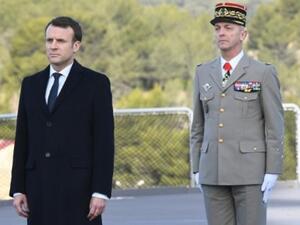 الرئيس الفرنسي إيمانويل ماكرون ورئيس الأركان الجنرال فرنسوا لوكوانتر في قاعدة تولون البحرية جنوب فرنسا
