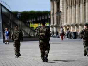 جنود يقومون بدورية ضمن عملية سنتينيل

