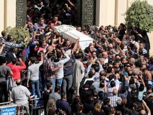 مشيعون يحملون نعشا لأحد ضحايا الهجوم المسلح على حافلة تقل أقباطا في المنيا بمصر

