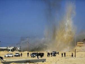 يحاولون الاحتماء خلال غارة اسرائيلية على موقع لحركة حماس في شمال غزة
