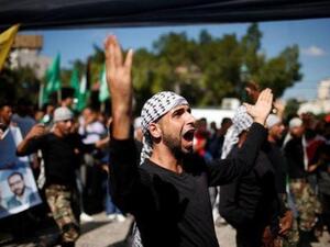 فلسطينيون يحتفلون باتفاق المصالحة بين حركتي حماس وفتح في مدينة غزة

