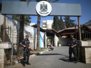 عناصر امن فلسطينيون تابعون لحماس خارج مقر الحكومة في قطاع غزة

