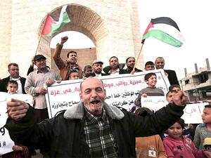 الحكومة تدافع عن خصومات رواتب عزة ومظاهرات تطالب برحيلها