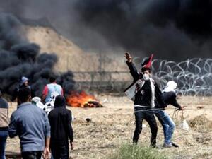 متظاهرون فلسطينيون على الحدود بين قطاع غزة واسرائيل

